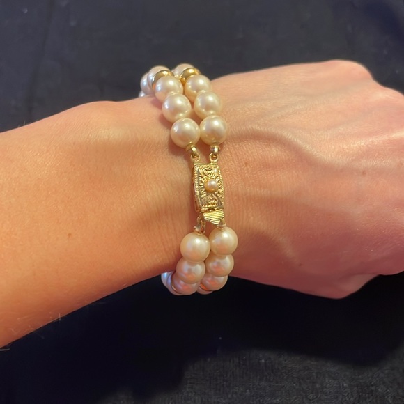 Double strand pearl bracelet with gold bead details - Picture 4 of 4